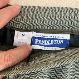 Pendleton A line 90 wool, 10nylon skirt 12.Fully lined. Two slant side pockets.
